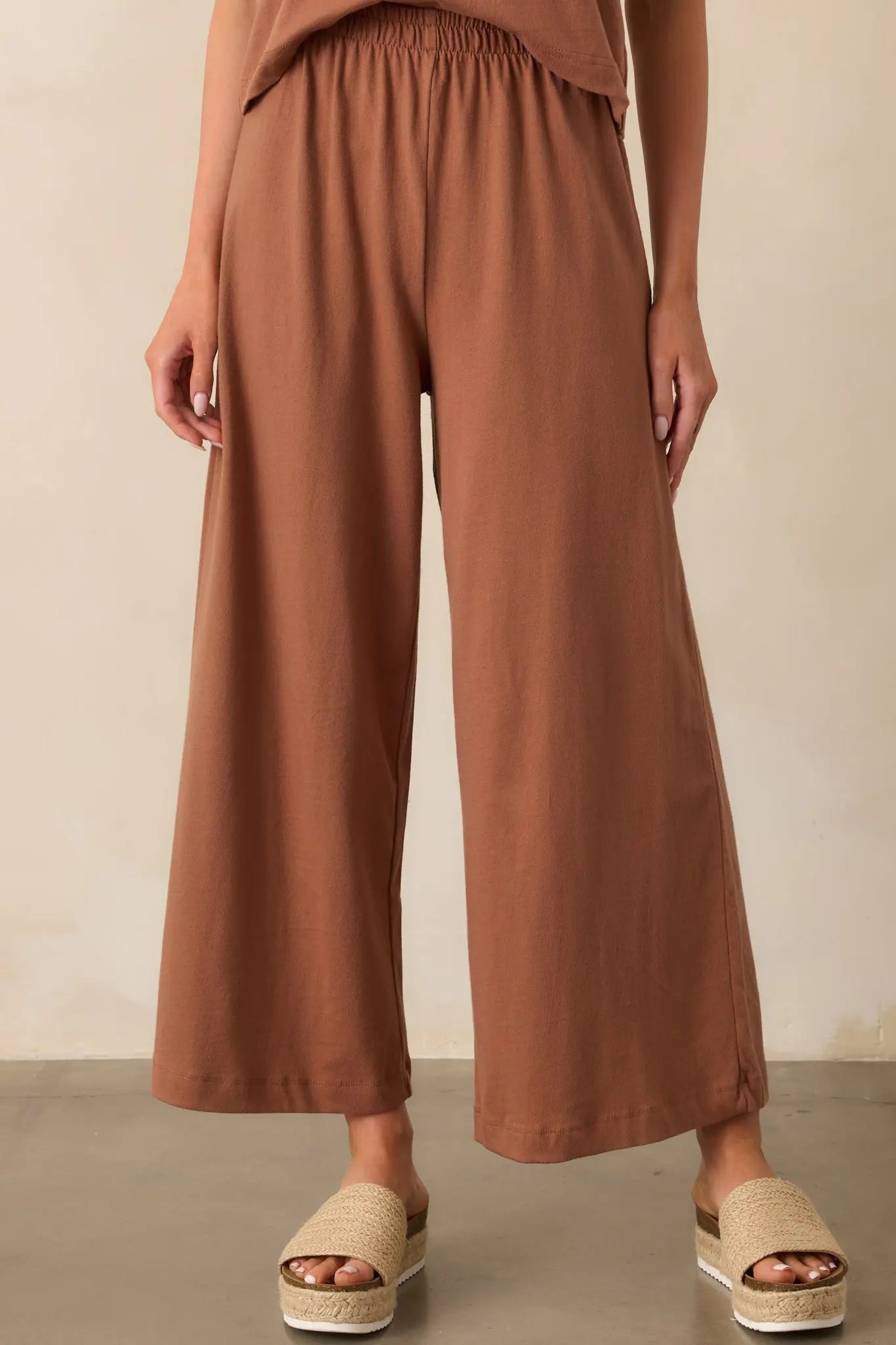 Women's brown cotton jersey pants, relaxed casual trousers - side view